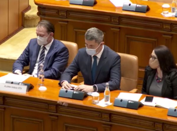 Dan Barna a pus un funcționar al Parlamentului să-i ridice ochelarii căzuți pe jos! – VIDEO