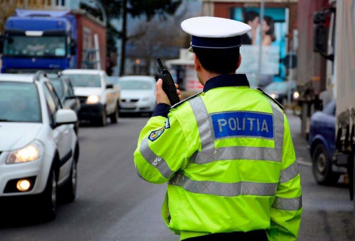 Şi-au păstrat uniformele de poliţişti şi au început să aplice zeci de amenzi! Falşii poliţişti au fost prinşi de oamenii legii