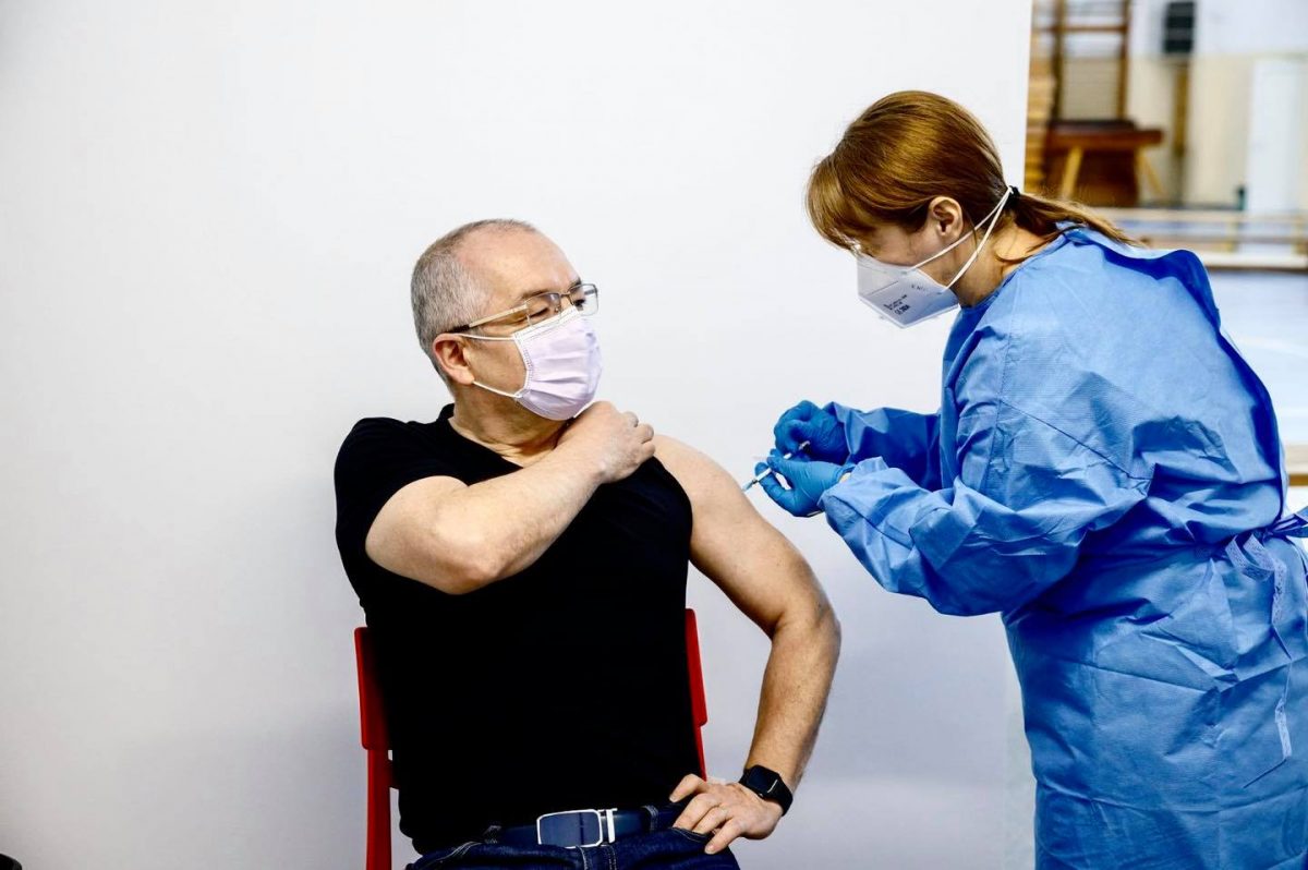 A început vaccinarea cu serul AstraZeneca. Emil Boc: „Nimeni nu este în siguranță!”