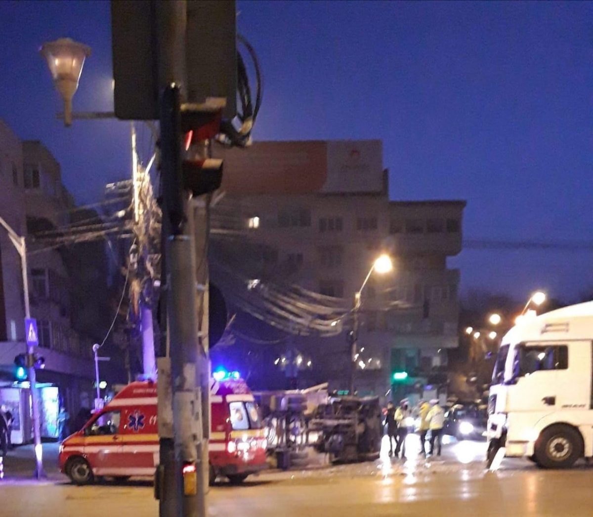 Accident rutier grav în municipiul Iasi. Coliziunie intre o dubă și un TIR – EXCLUSIV