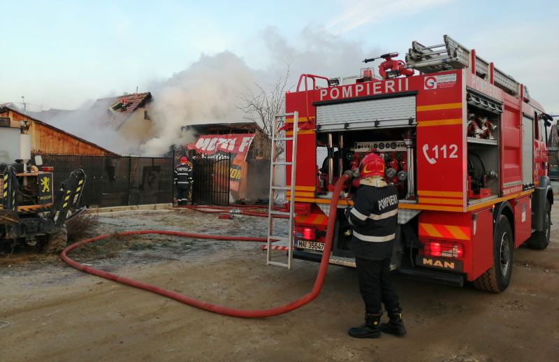 Incendiu la o locuință dintr-o localitate din Iaşi. Pompierii au intervenit