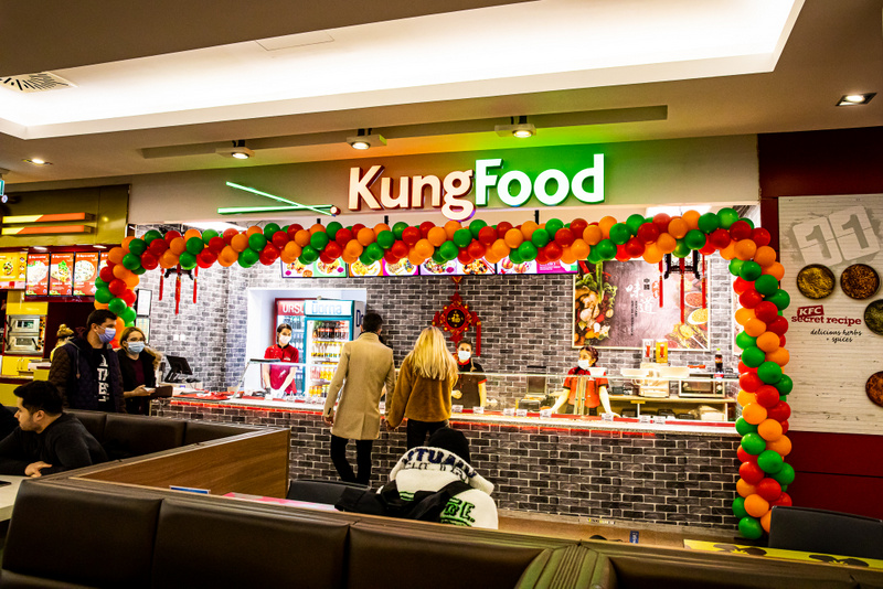 Incursiunea culinară internațională continuă în Iulius Mall Iași: Kung Food, noua locație din foodcourt