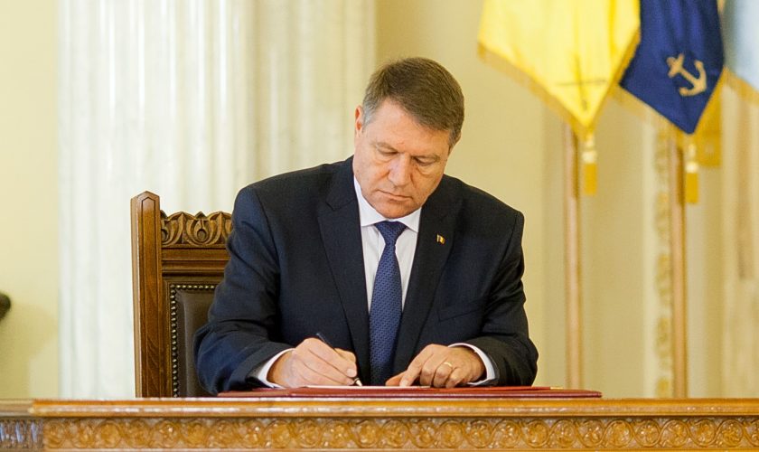 Klaus Iohannis a semnat decretele pentru rechemarea a 23 de ambasadori. George Maior și Emil Hurezeanu, pe lista diplomaților rechemați în Romania