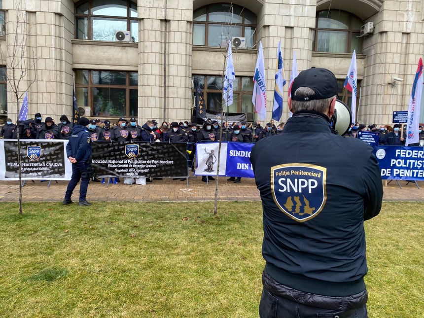 Poliţiştii care au protestat în Bucureşti au fost amendaţi de Jandarmi