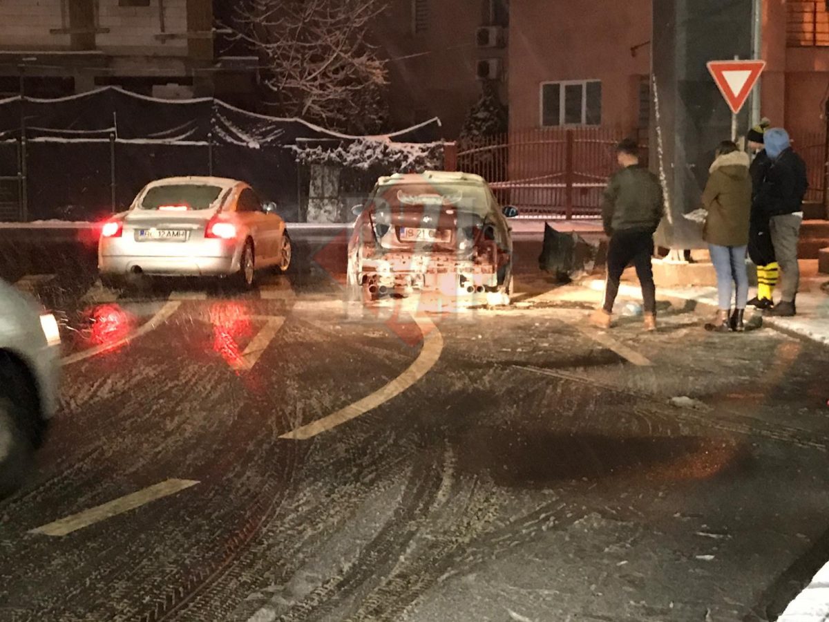Incident la ieşirea din parcarea Kaufland Podul de Piatră. Portbagajul unui BMW a luat foc FOTO (EXCLUSIV)