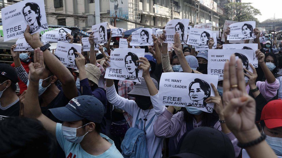 Zeci de mii de oameni protestează ca urmare a loviturii de stat din Myanmar