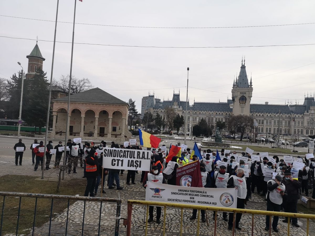 Incă o serie de proteste la Prefectura Iași! Sindicaliștii din cadrul Sociețșătii Feroviare Regionala Iași protestează – FOTO