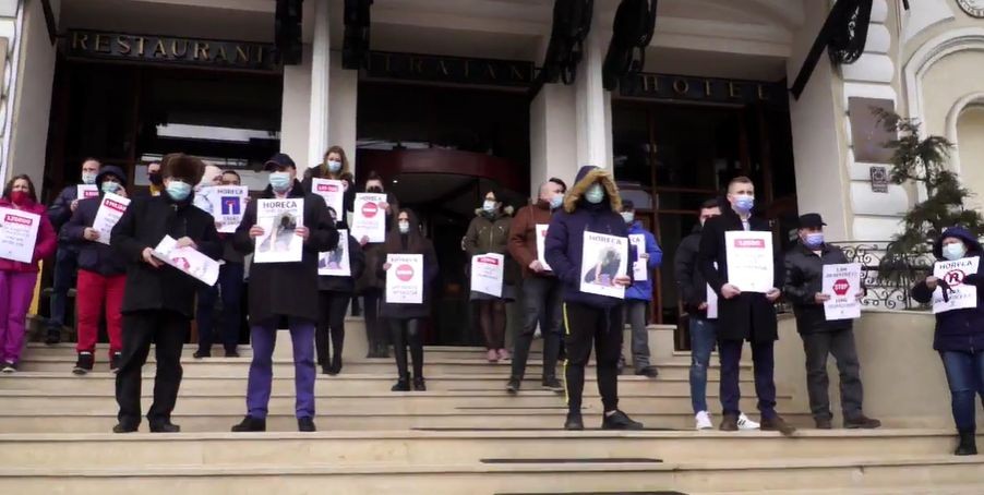 Proteste ale patronilor din domeniul HoReCa în Iași! Oamenii îşi strigă nemulţumirile în legătură cu deciziile Guvernului Cîțu – LIVE VIDEO