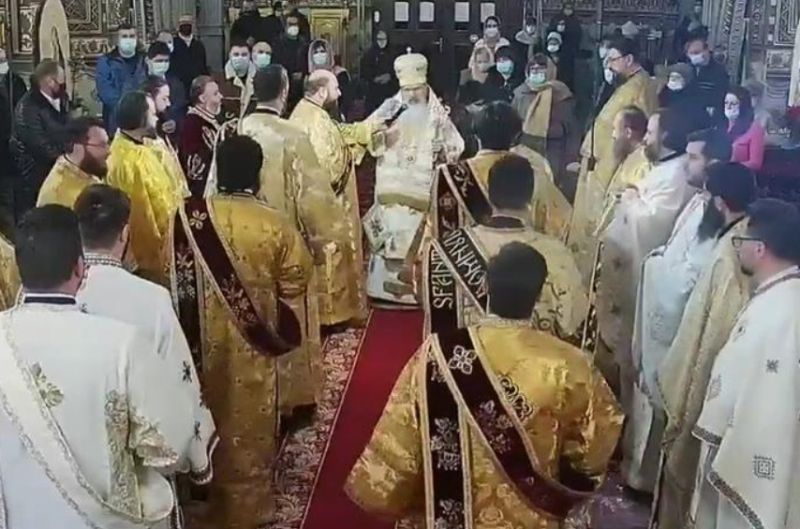 ÎPS Teodosie continuă să sfidează regulile: A condus o procesiune pe bulevardele din Constanța!