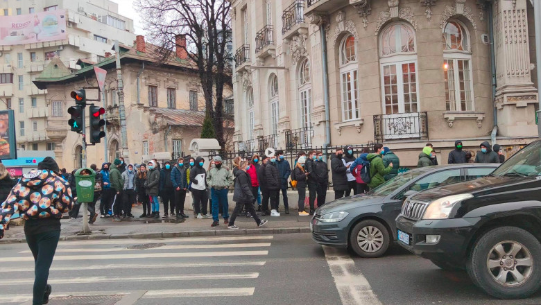 Sute de persoane la coadă pentru a primi Burgeri gratis! Jandarmii au intervenit