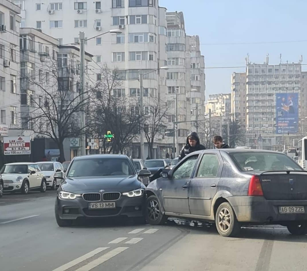O tamponare intre un BMW şi un Logan a îngreunat traficul în zona Păcurari din Iași EXCLUSIV FOTO
