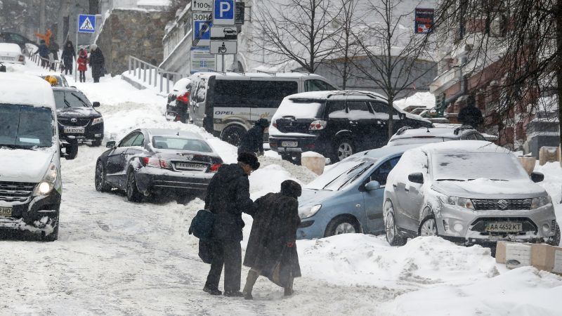 Un bărbat din Ucraina s-a denunţat pentru o crimă pe care nu o făcuse, pentru ca poliţiştii să-i deszăpezească strada