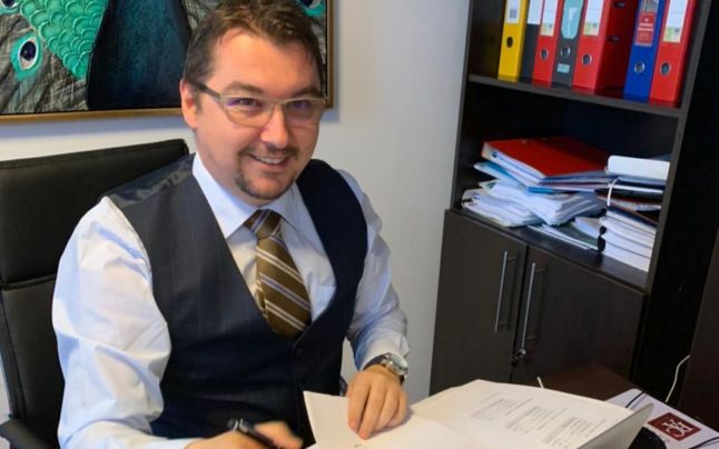 Un cunoscut avocat a rămas blocat în gheață după ce a sărit în râu pentru a-și salva fiul