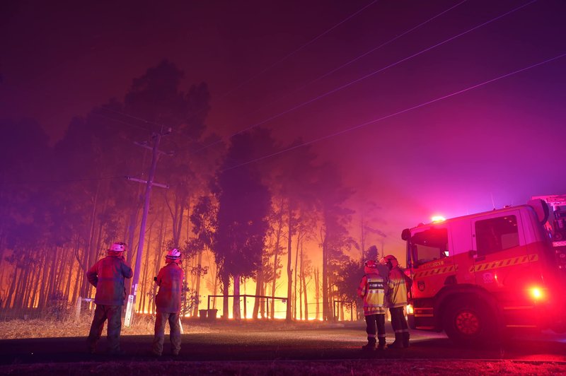 Incendii în Australia! Zeci de locuinţe au fost distruse iar autorităţile le-au spus cetăţenilor să ignore măsurile împotriva COVID-19