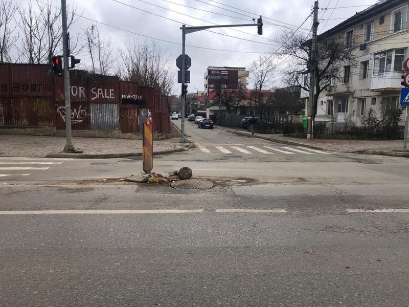 O nouă săptămână, aceeaşi groapă pe stradă din zona Granit! Primăria doarme iar nervii şoferilor sunt întinşi la maxim