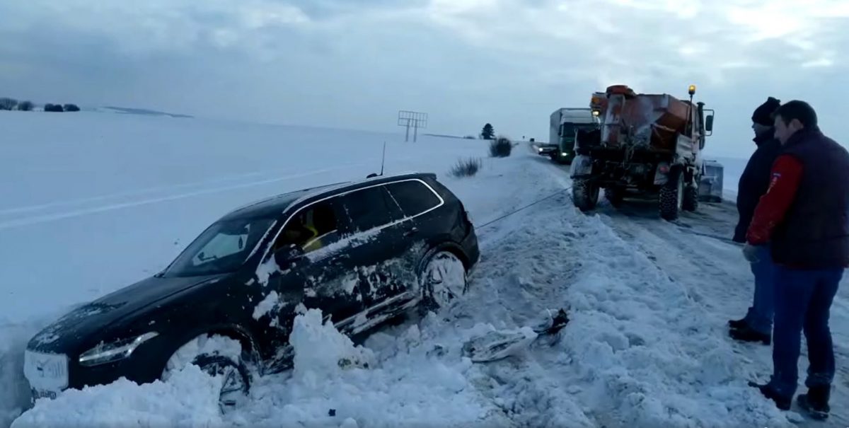 Fenomene ciudate în Suceava! Un Volvo a ajuns să fie luat de vânt de pe o șosea