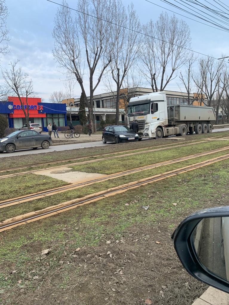 Accident rutier în municipiul Iași! Un TIR a intrat într-un autoturism EXCLUSIV