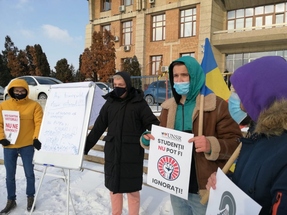 Proteste de amploare ale studenţilor din toată ţara împotriva tăierii gratuităţii la CFR! La Iași au ieşit zeci de studenţi să îşi exprime nemulţumirea EXCLUSIV