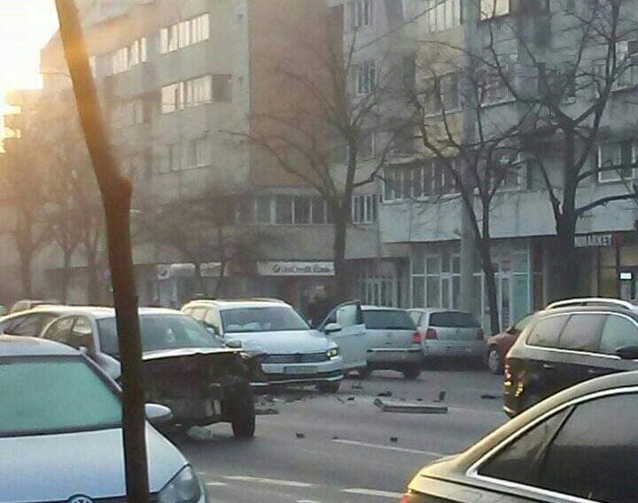 Accident rutier în zona Păcurari din Iași! Două autoturisme au fost implicare iar traficul se desfăşoară cu dificultate – EXCLUSIV
