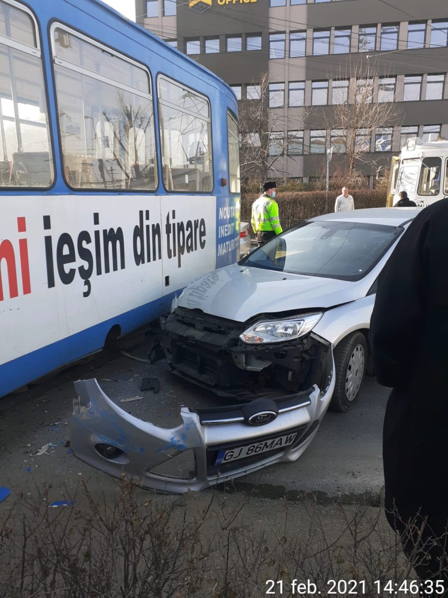 Accident rutier în Baza 3. Un autoturism a intrat în coliziune cu un tramvai – FOTO