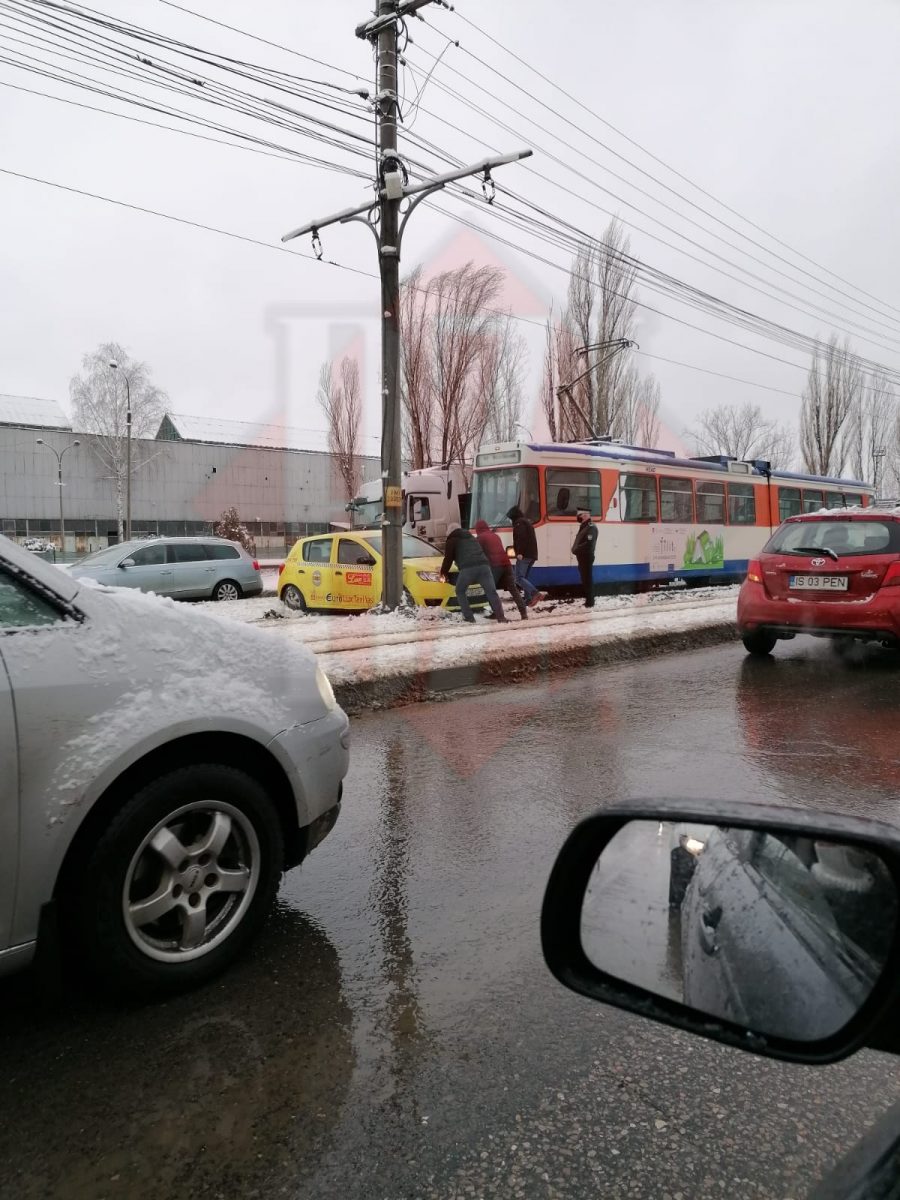 Accident rutier pe Calea Chişinăului. Un taxi, izbit de un tramvai – FOTO/ VIDEO
