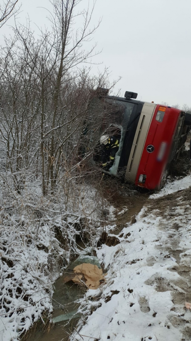 Autocar răsturnat în Caraș-Severin: 16 persoane implicate în accidentul rutier. A fost activat planul roșu de intervenție – FOTO