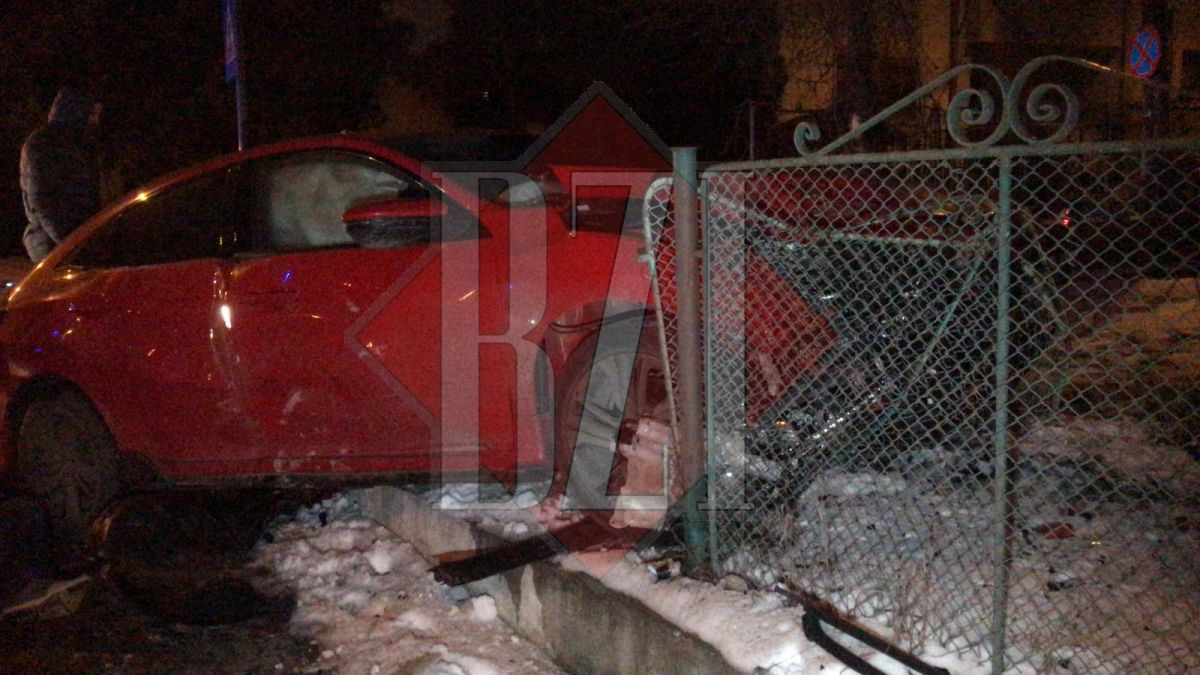 Accident rutier cu victime în Copou! Un autoturism a intrat în plin într-un gard – EXCLUSIV/ FOTO/VIDEO