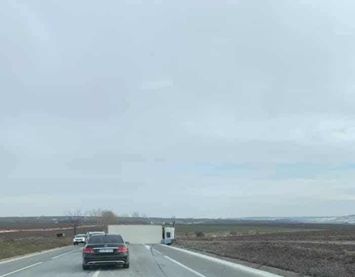 Accident rutier la Războieni. Un TIR s-a răsturnat – (Exclusiv)