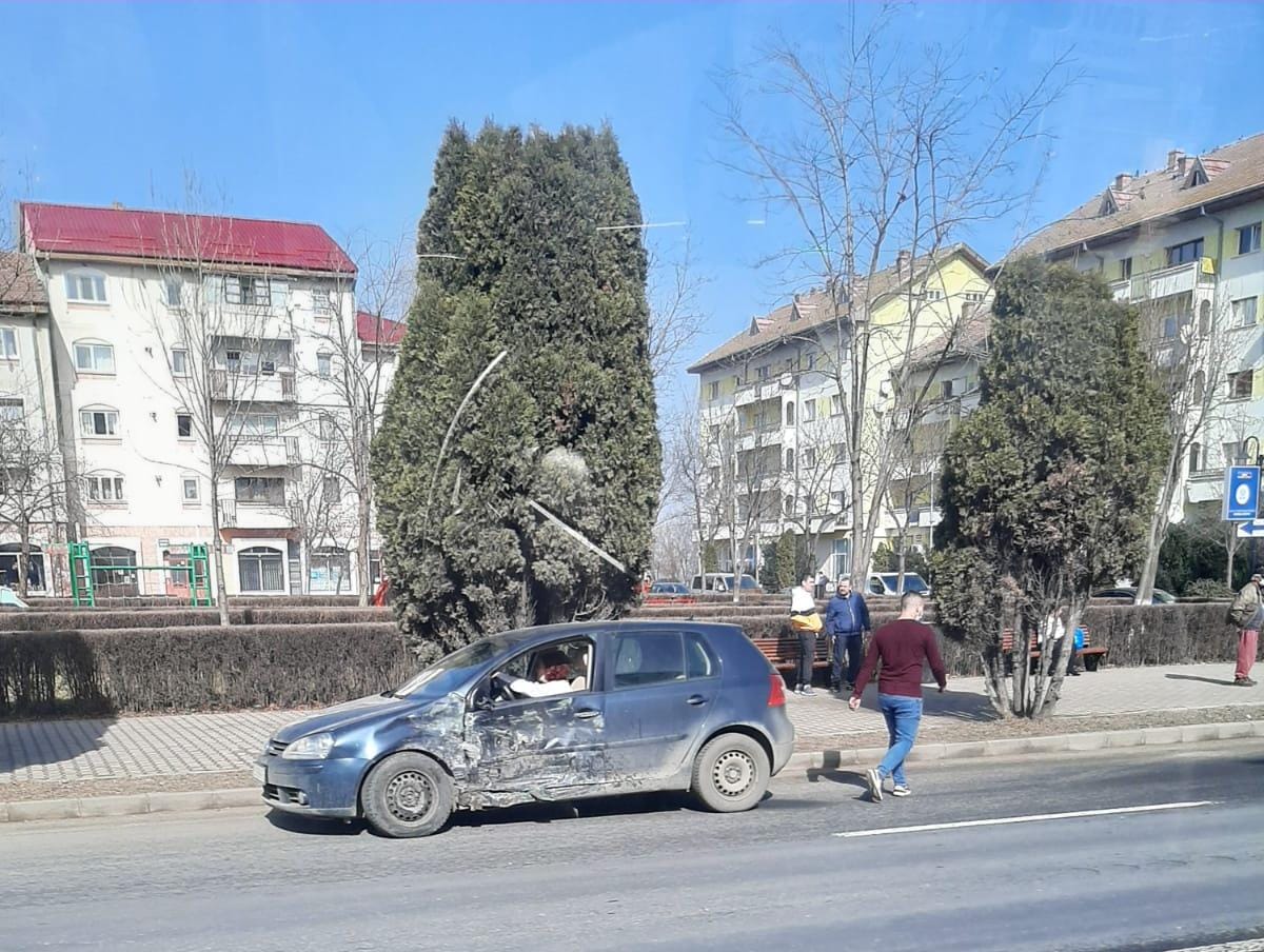 Accident rutier în Podu Iloaiei. Două autoturisme au fost implicate – (Exclusiv) – FOTO