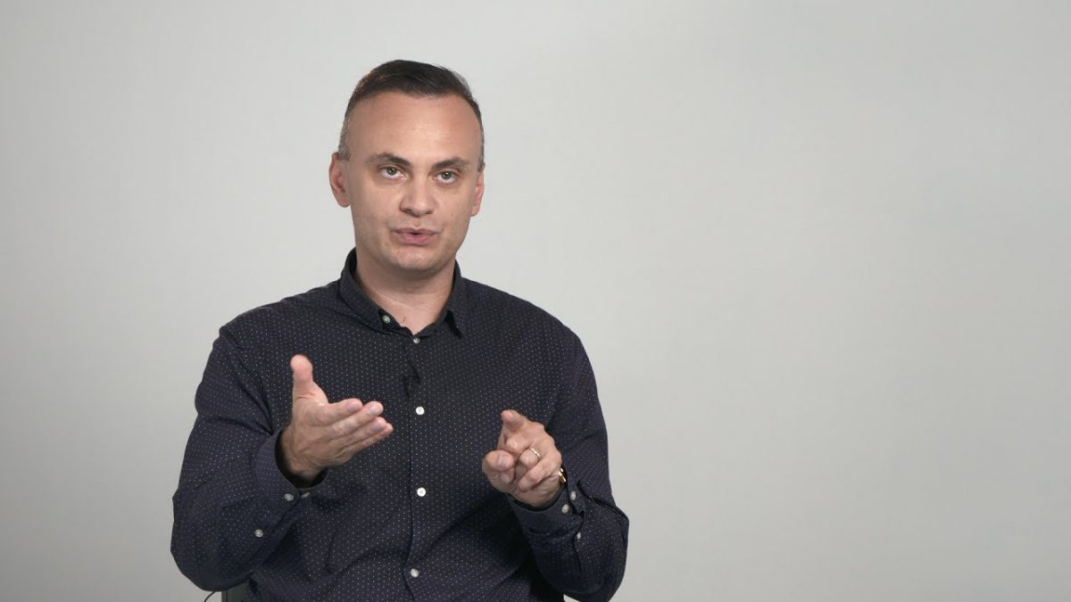 Medicul Adrian Marinescu oferă alternative la purtarea măştii pe plajă: „Ar trebui să o înlocuiești cu distanțarea, să fii atent la niște lucruri”