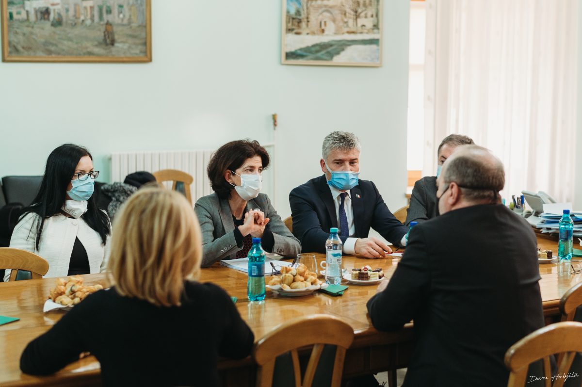 Ambasadoarea Franţei în România, Laurence Auer, a vizitat UMF din Iași