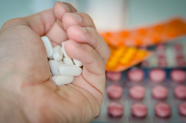 Simptome care apar după vaccinare anti covid. Ce pastile să nu iei