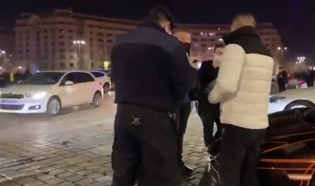 Andy Popescu săltat aseară de jandarmi din Piaţa Constituţiei – VIDEO