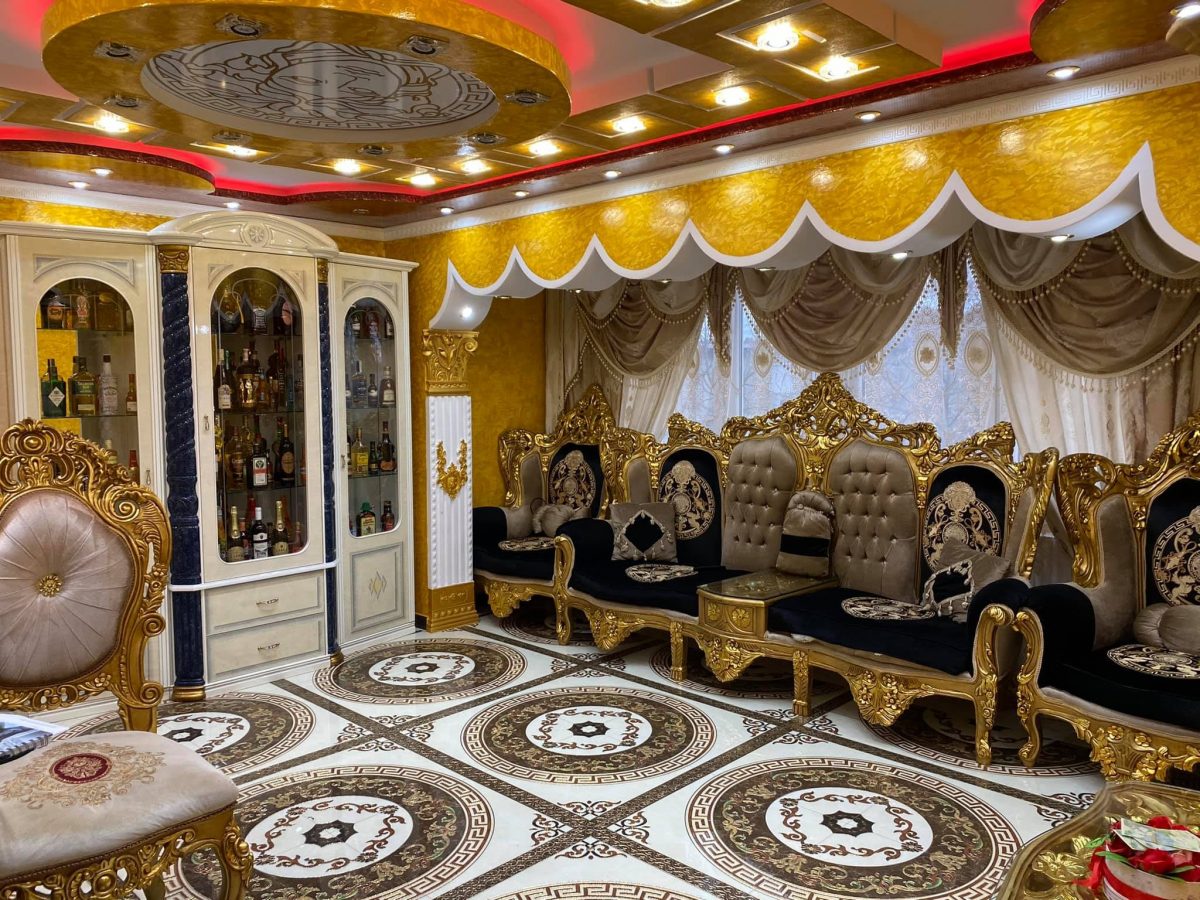 Un apartament din Satu Mare, decorat într-un stil aparte, face senzaţie pe internet. Cât cere proprietarul – FOTO