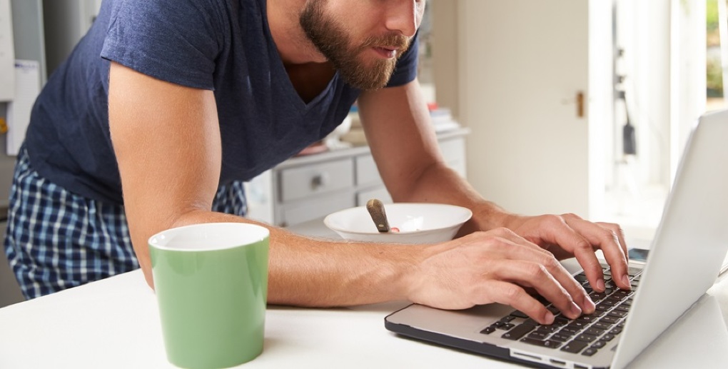 Munca în pijamale dăunează productivității? Un studiu răspunde