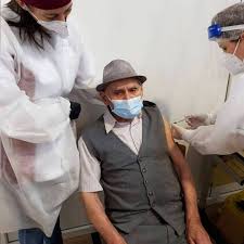 Câți ani are cea mai vârstnică persoană din România care s-a programat pentru vaccinare