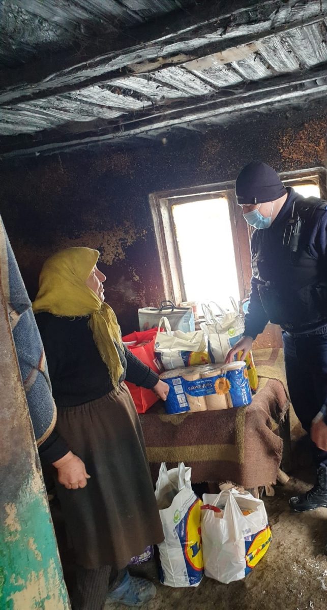 Jandarmii Grupei de Intervenție Pașcani au ajutat o bătrână de 81 de ani care locuia la marginea unei păduri