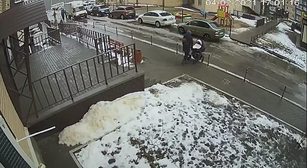 Bebeluș de cinci luni mort după ce un sinucigaș s-a aruncat de la etaj și a căzut peste el