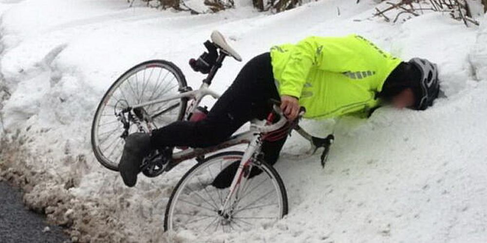 Un bărbat băut din Pojorâta a căzut de pe bicicletă şi a suferit mai multe răni. Poliţiştii au deschis un dosar penal