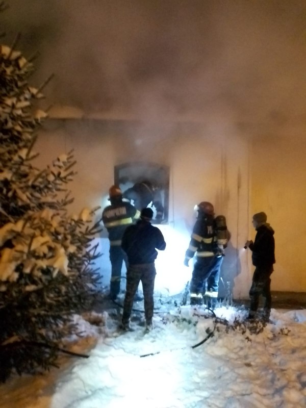 O biserică din Botoşani a luat foc! Pompierii au intervenit de urgenţă – GALERIE FOTO