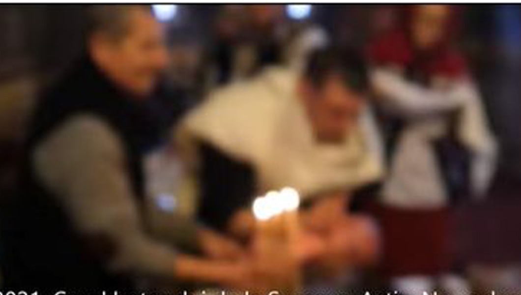 Momentul în care bebelușul care a murit după botez este scufundat de preot în cristelniţă – VIDEO