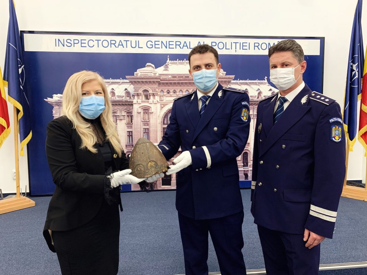 Un coif medieval, de sorginte vikingă, recuperat de polițiștii ieșeni. Bunul, unicat în România – FOTO/ VIDEO