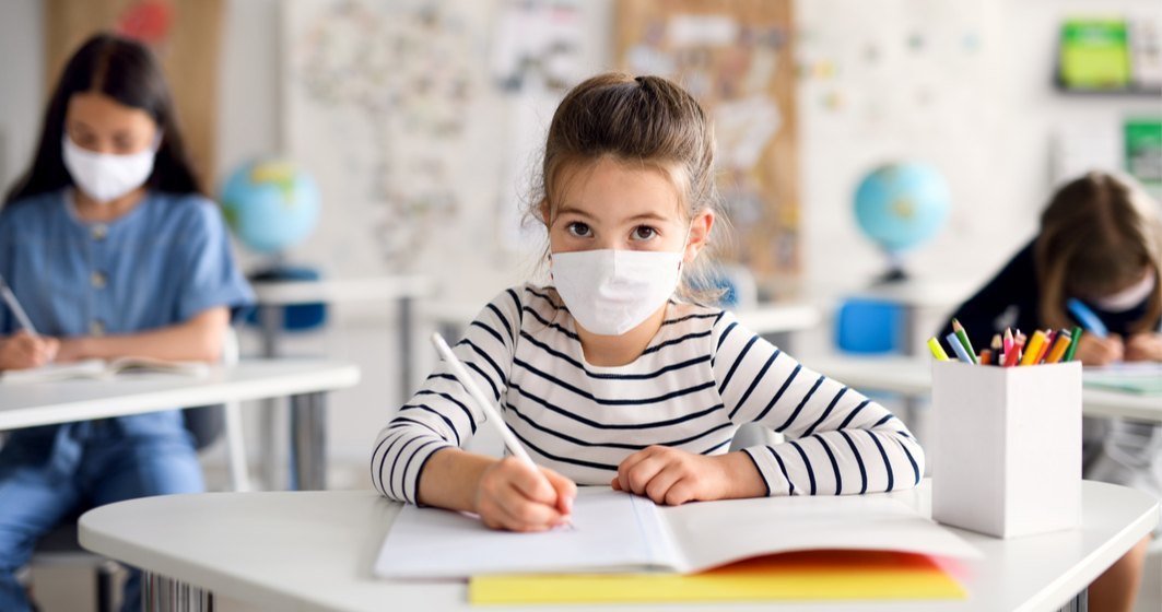 Peste 240 de elevi au fost testați pozitiv cu virusul SARS-Cov-2! Ce declară ministrul Educației