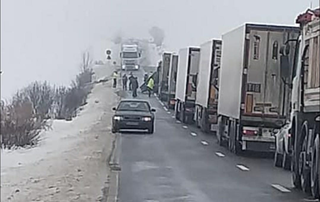 Atenţie şoferi! Circulaţie pe un singur sens pe DN 2 din cauza unui autotren răsturnat