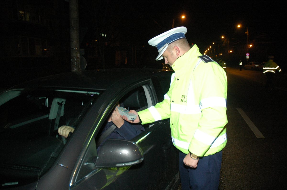 Doi şoferi beţi au condus, unul după altul, aceeaşi maşină! Unul dintre ei nu avea nici măcar permis de conducere