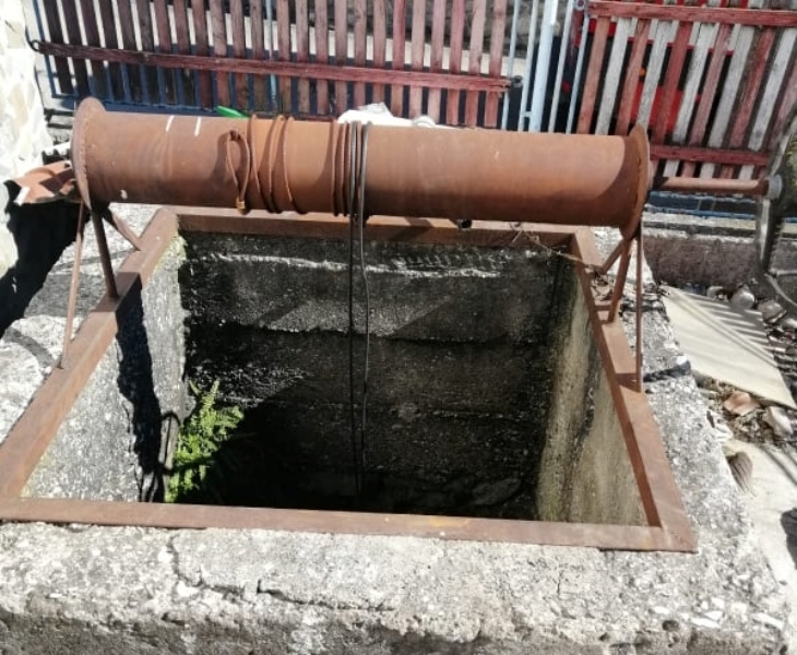 Descoperire şocantă în judeţul Argeş. Bărbat, găsit îngheţat într-o fântână
