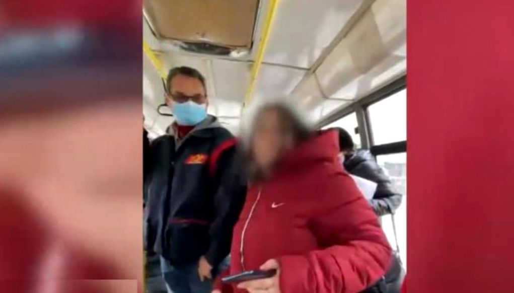 Scene ireale într-un autobuz din Brăila! Cum a reacționat femeia din imagine, după ce un puști de 15 ani a întrebat-o de ce nu poartă mască