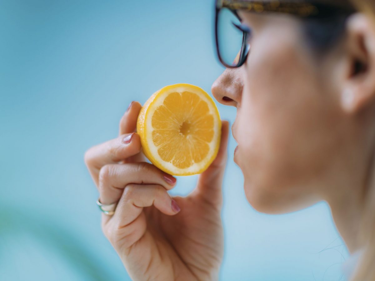 Covid-19: cât poate dura anosmia, pierderea mirosului?