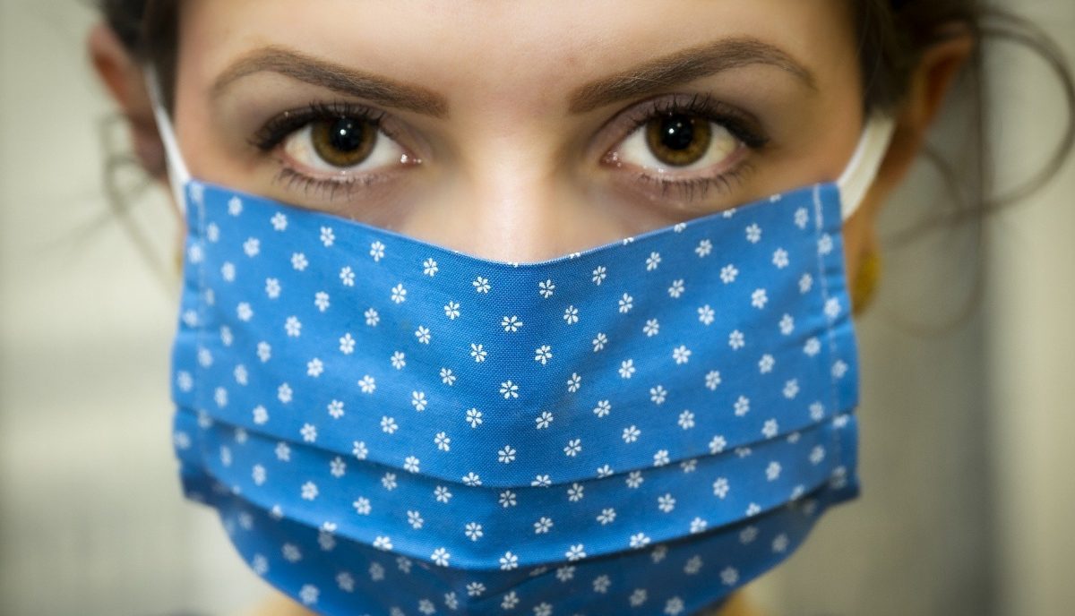 Umiditatea din interiorul măștii de protecție este un lucru bun