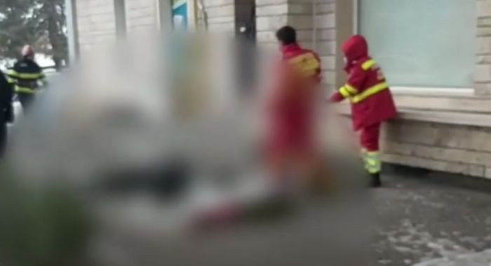 Dezvăluiri noi în cazul femeii decedate în incendiul de la Constanța: A fost mutată de la locul unde a căzut, fără targă, şi apoi au început manevrele de resuscitare – VIDEO